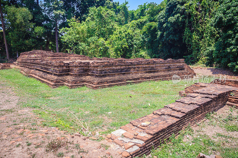 Phrachao Ong Dam (black - body Lord Temple of the black Lord)，是泰国清迈Wiang Kum Kam考古遗址的一部分。